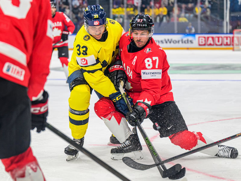 Jacob Silfverberg (Švédsko) a Sidney Crosby (Kanada)