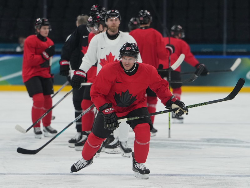 Kanadská hokejová legenda Sidney Crosby počas tréningu na zimných olympijských hrách
