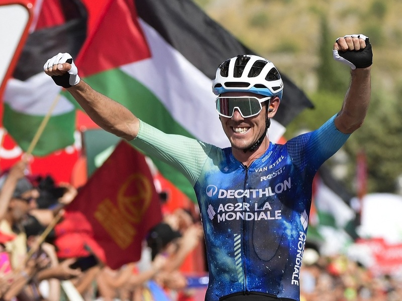 Austrálsky cyklista Ben O'Connor z tímu Décathlon - AG2R - La Mondiale zvíťazil vo štvrtkovej 6. etape pretekov Vuelta a Espaňa a dostal sa na čelo celkového poradia. 