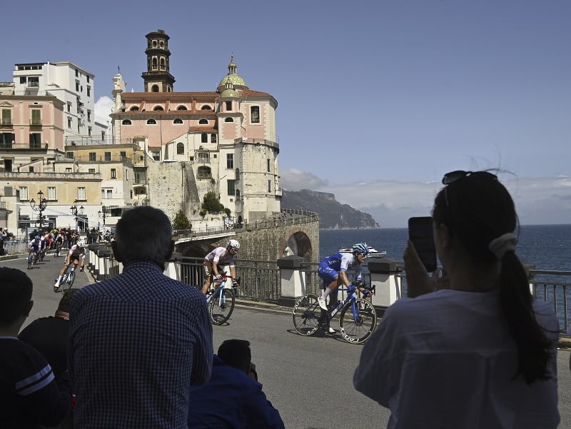Cyklisti jazdia pri pobreží počas cyklistických pretekov Giro d´Italia na trati Neapol - Neapol