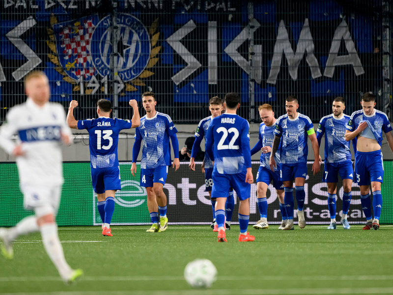 Futbalisti Sigmy Olomouc oslavujú gól