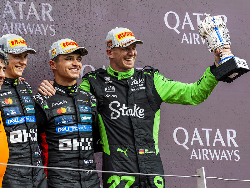 Najlepšia trojka VC Veľkej Británie - prvý Lando Norris, druhý Oscar Piastri a tretí Nico Hülkenberg 