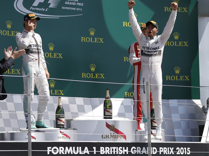 Nico Rosberg (vľavo) a radujúci sa Lewis Hamilton