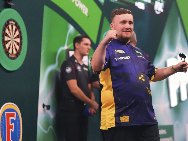 Luke Littler postúpil do finále MS v šípkach