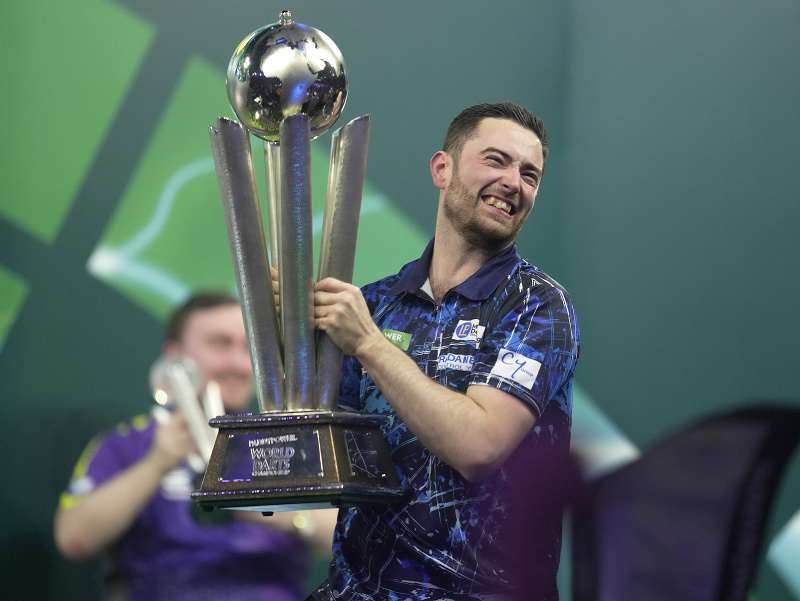 Angličan Luke Humphries oslavuje zisk titulu majsta sveta