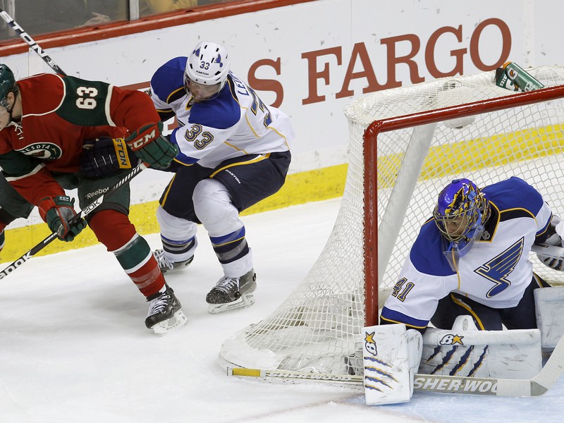 Charlie Coyle (63), Jordan Leopold (33) a Jaroslav Halák 