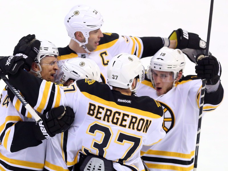 Dennis Seidenberg, Zdeno Chara, Patrice Bergeron (37) a Tyler Sequin (19)