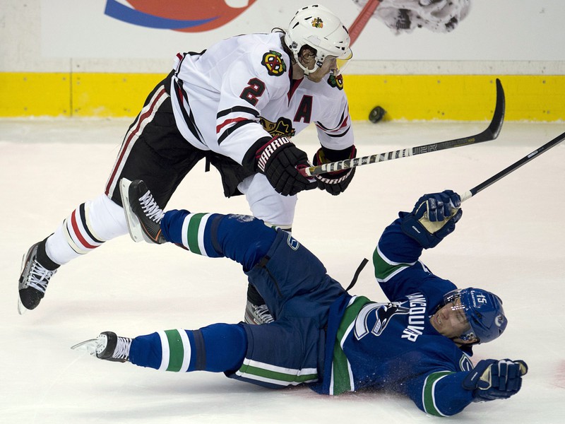 Momentka zo zápasu Vancouver - Chicago: Duncan Keith a Derek Roy