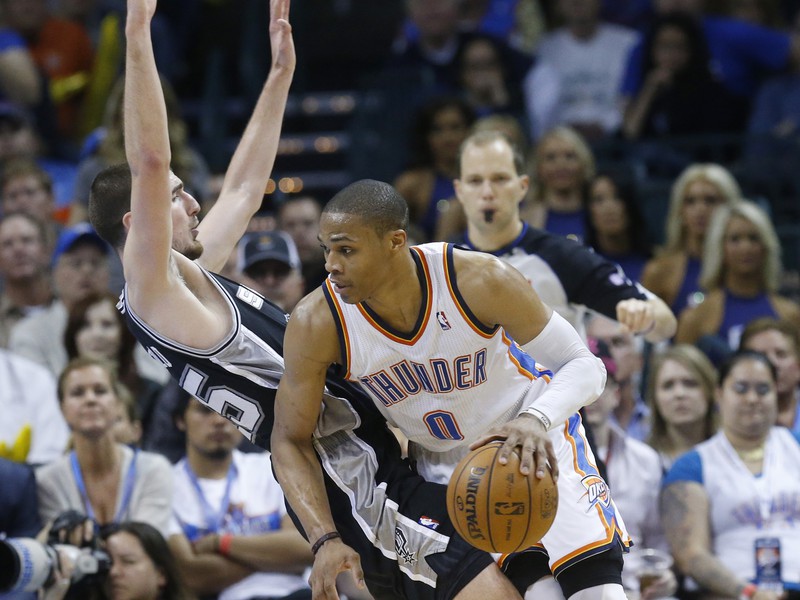 Russell Westbrook (0) a Nando De Colo