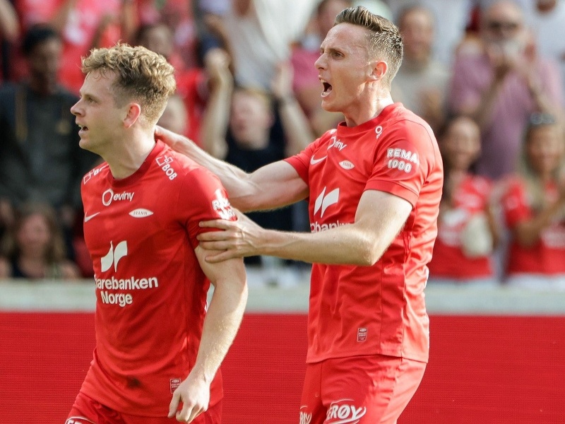 Sævar Atli Magnússon (vľavo) a Joachim Soltvedt oslavujú gól Brann Bergenu