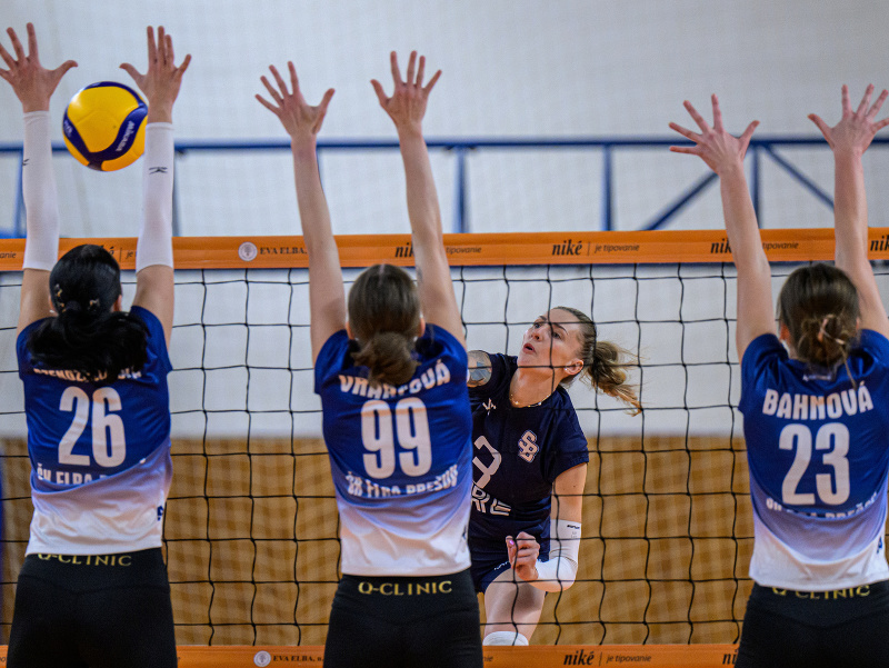 Kateryna Dzendzelovska, Andrea Vrábľová, Karolína Bahnová (všetky Prešov), vzadu Romana Hudecová (Slovan) 
