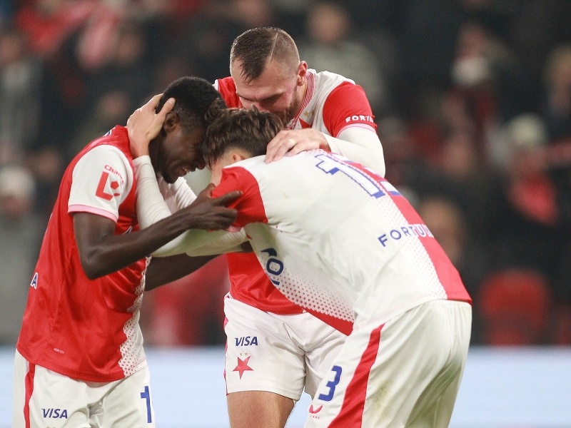 Hráči Slavie oslavujú gól