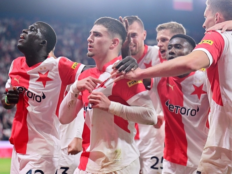 Futbalisti pražskej Slavie sa tešia z gólu do siete Sparty