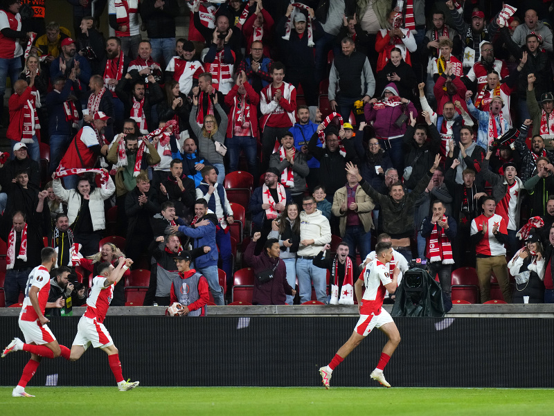 Mojmír Chytil (vpravo) oslavuje gól s fanúšikmi Slavie