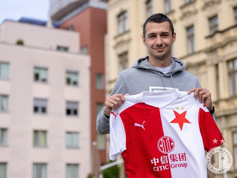 Ivan Schranz s dresom SK Slavia Praha
