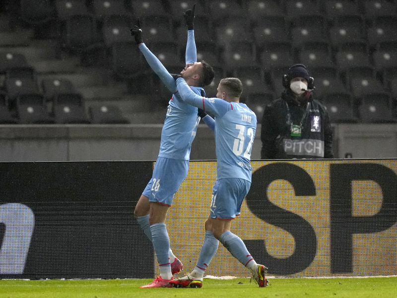 Ivan Schranz (vľavo) a Ondřej Lingr sa radujú z gólu v zápase proti Unionu Berlín