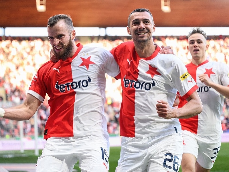 Futbalisti Slavie Praha oslavujú gól, vpravo Ivan Schranz