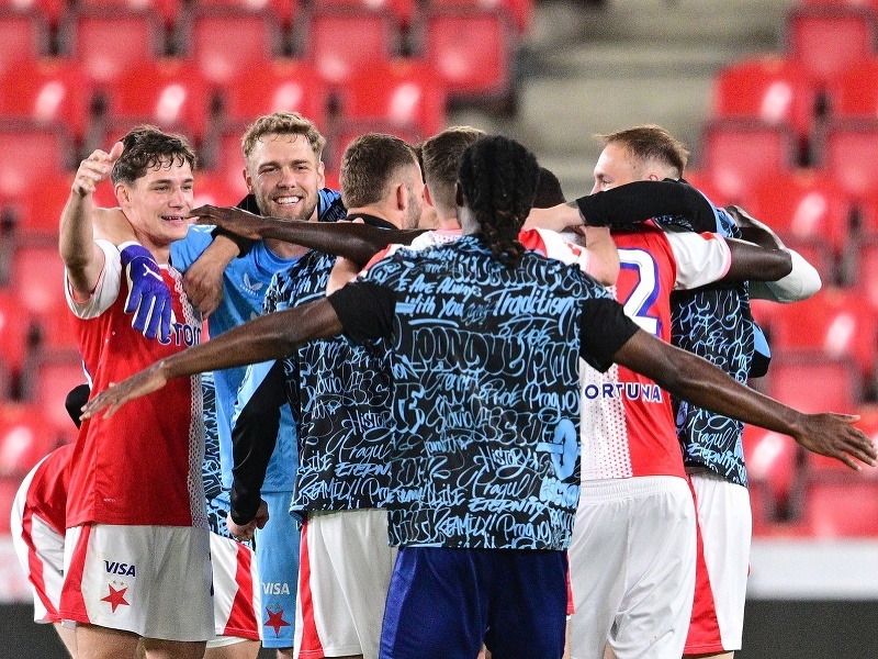 Oslavujúci futbalisti Slavie po zisku majstrovského titulu