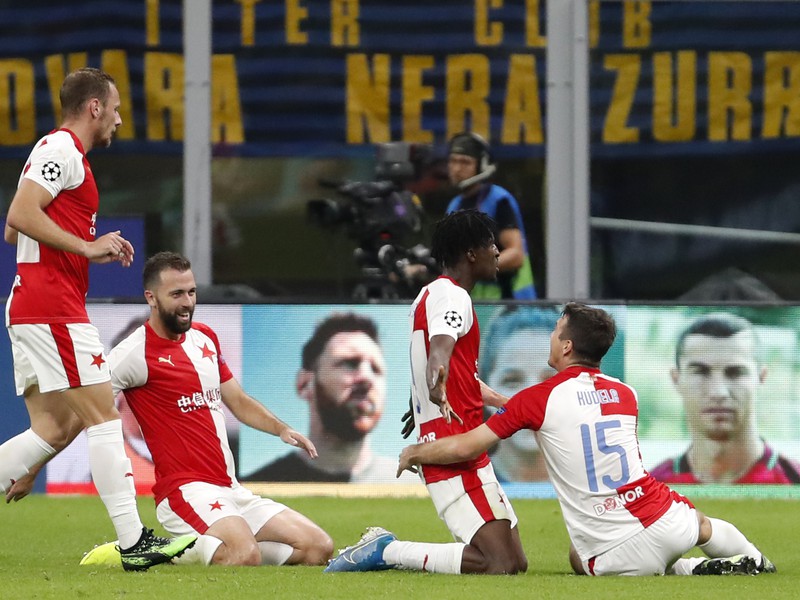 Peter Olayinka oslavuje gól so spoluhráčmi
