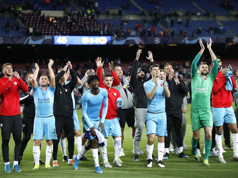Na snímke hráči Slavie Praha oslavujú remízu 0:0 v zápase skupiny F Ligy majstrov s FC Barcelona v Barcelone