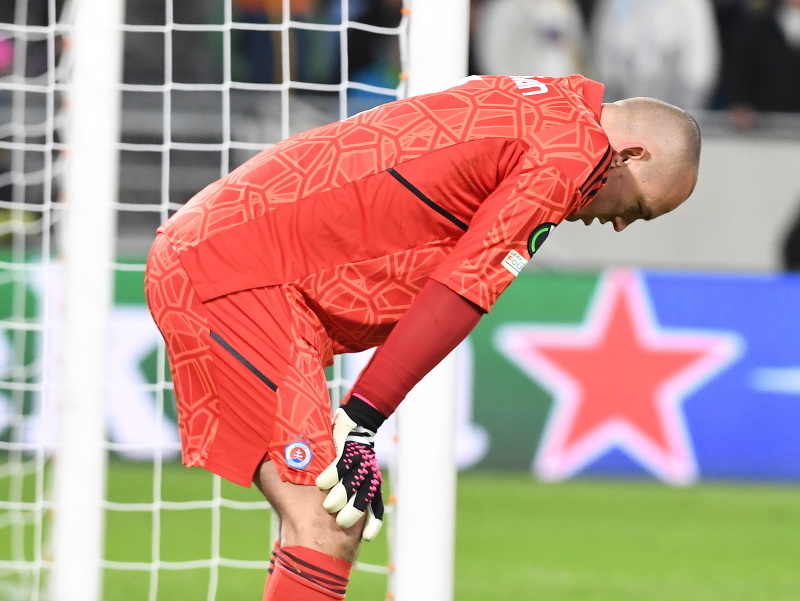 Frustrovaný brankár Slovana Adrián Chovan reaguje po inkasovaní vyrovnávajúceho gólu na 2:2