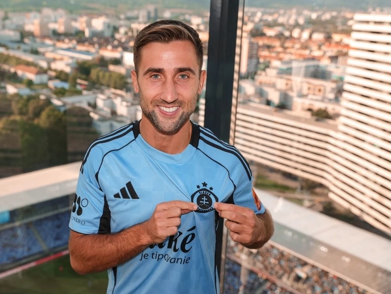  Andraž Šporar pózuje v drese Slovana Bratislava