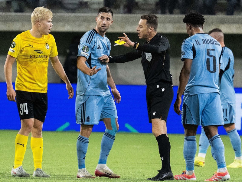 Na snímke zľava Otto Ruoppi (KuPS), Andraž Šporar a Rahim Ibrahim (obaja Slovan) 