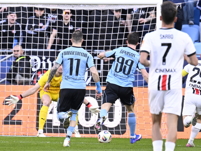Na snímke uprostred Andraž Šporar (Slovan) strieľa gól 