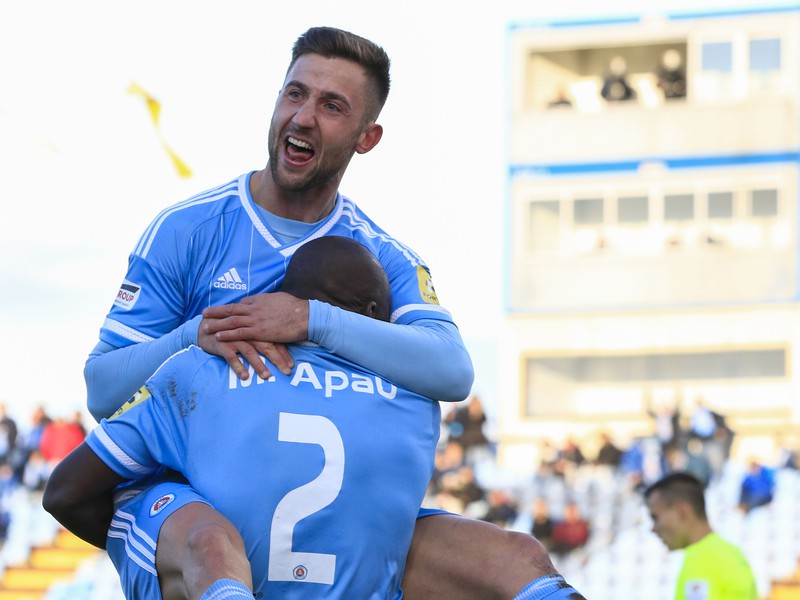 Na snímke zľava Andraž Šporar a Mitch Apau (obaja Slovan) sa tešia z gólu