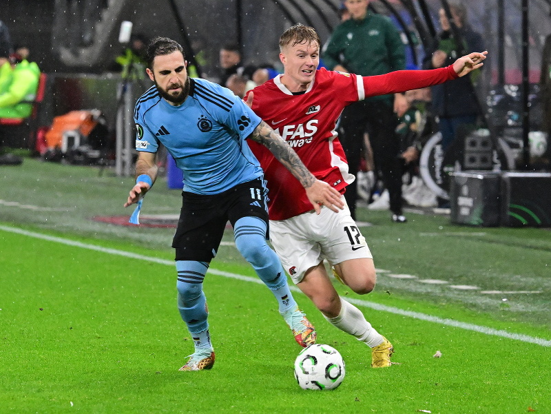 Na snímke zľava Tigran Barseghjan (Slovan) a Isak Jensen (Alkmaar) bojujú o loptu 