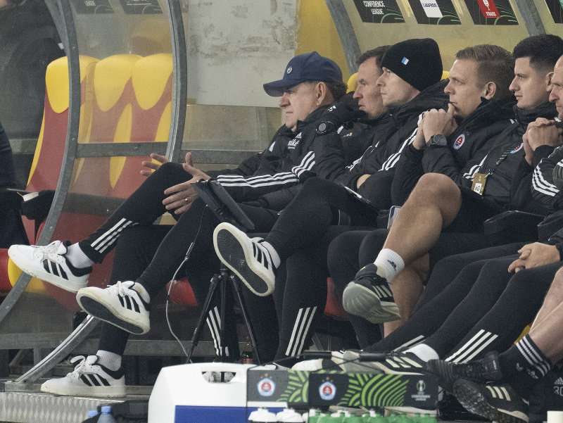 Na snímke tréner Vladimír Weiss st. a lavička Slovana počas stretnutia 5. kola ligovej fázy Konferenčnej ligy UEFA FK Škendija Tetovo - ŠK Slovan Bratislava
