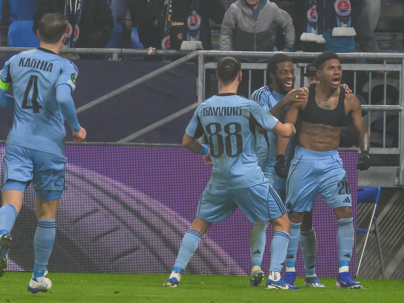 Na snímke vpravo César Blackman (Slovan) sa teší z gólu so spoluhráčmi 