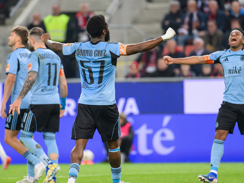 Radosť hráčov Sandro Cruz (druhý zľava) a Cesar Blackman (vpravo), obaja z ŠK Slovan Bratislava po skončení futbalového zápasu 7. kola o titul Niké ligy 2025/2026 