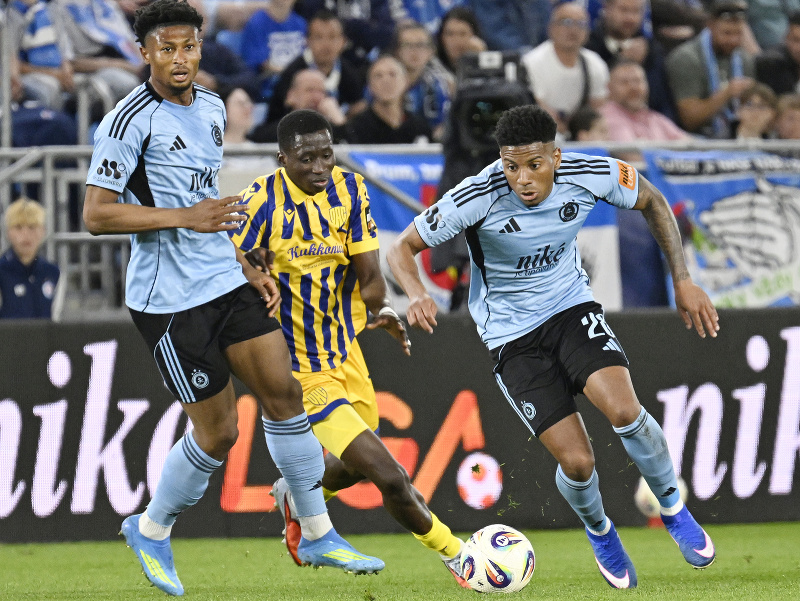Na snímke v popredí César Blackman a vľavo Rahim Ibrahim (obaja Slovan) 