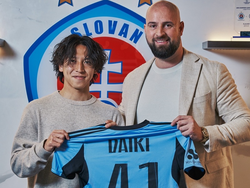 Slovenský futbalový klub ŠK Slovan Bratislava angažoval na hosťovanie japonského stredopoliara Daikiho Macuoku.