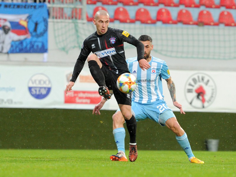 Zľava: Jakub Brašeň z FC ViOn Zlaté Moravce-Vráble a Erik Daniel z ŠK Slovan Bratislava