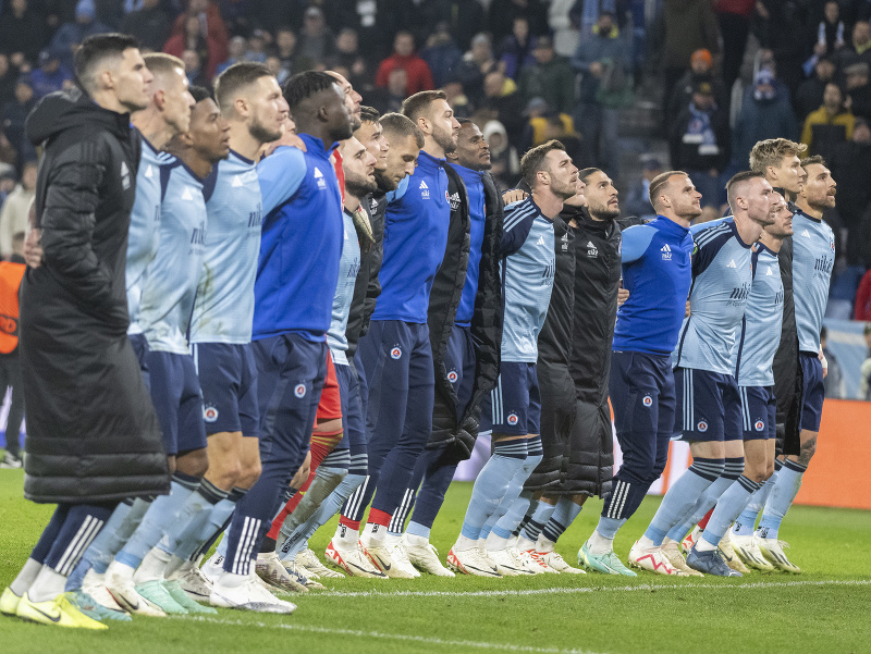 Hráči ŠK Slovan Bratislava ďakujú fanúšikom po remíze 1:1 na konci zápasu s OSC Lille