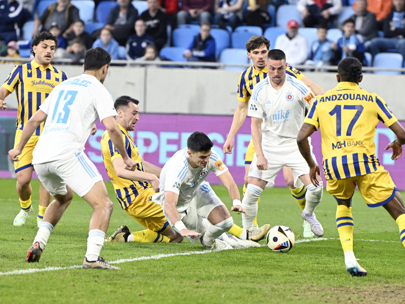 Na snímke uprostred vpravo Marko Tolič (Slovan) a vľavo Milan Dimun (DAC)