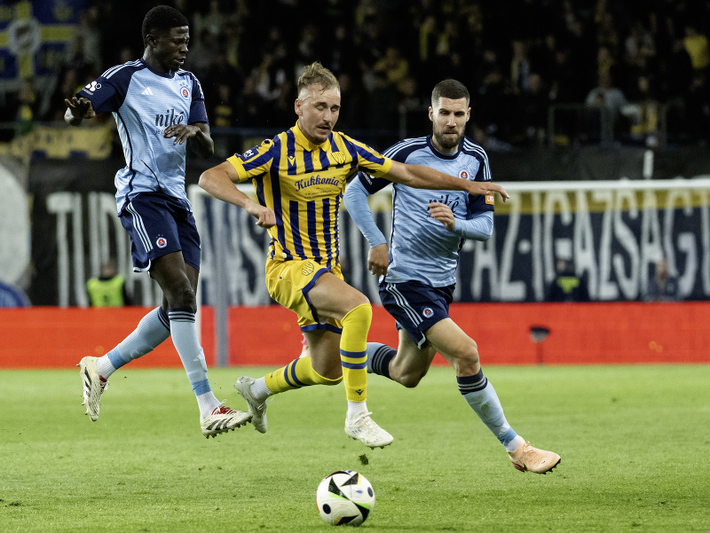 Vľavo Sharani Zuberu, vpravo Kenan Bajrič (obaja Slovan) a uprostred Matej Trusa (DAC) v súboji o loptu