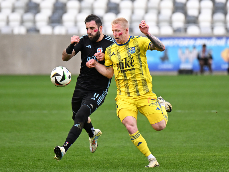 Sprava Szilárd Bokroš (Košice) a Tigran Barseghjan (Slovan) v súboji o loptu