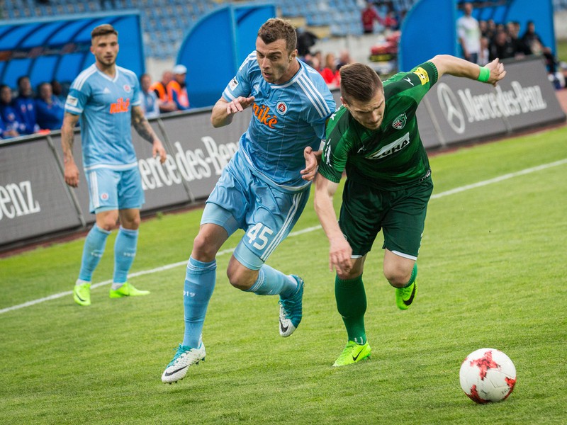 Zľava: Aleksandar Čavrič z ŠK Slovan Bratislava a Lukáš Micherda z FC Tatran Prešov