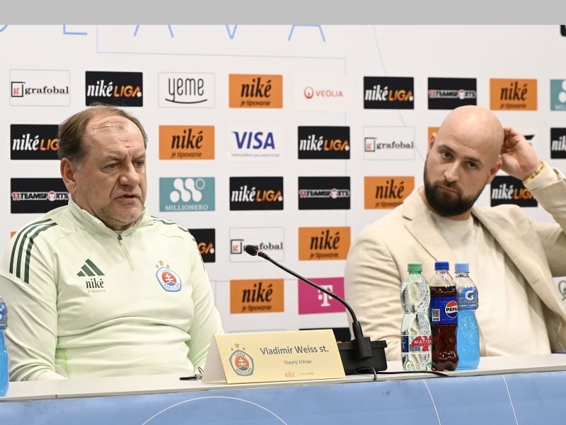 Vladimír Weis st. a Ivan Kmotrík ml. počas tlačovej konferencie pred štartom jarnej časti futbalovej Niké ligy