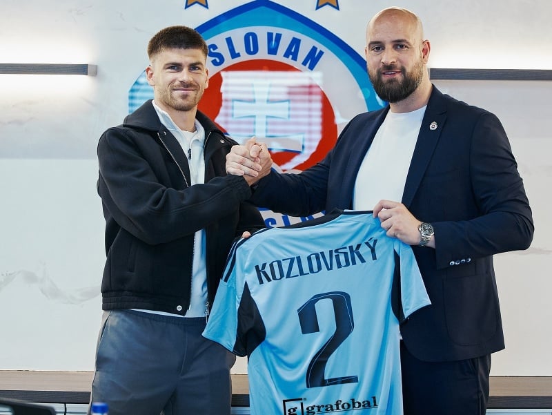 Slovenský futbalista Samuel Kozlovský podpisuje zmluvu s ŠK Slovan Bratislava, vpravo Ivan Kmotrík ml.