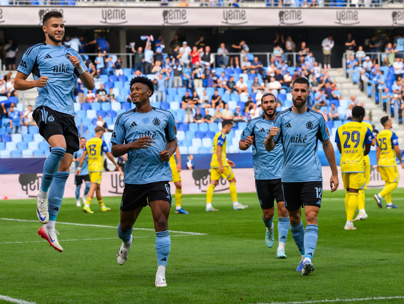 Zľava Mykola Kucharevyč, Ibrahim Rahim, Kyriakos Savvidis a Kenan Bajrič (všetci Slovan) sa tešia z gólu