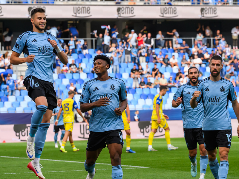 Futbalisti Slovana oslavujú strelený gól
