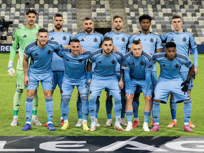 Na snímke základná jedenástka hráčov ŠK Slovan Bratislava 