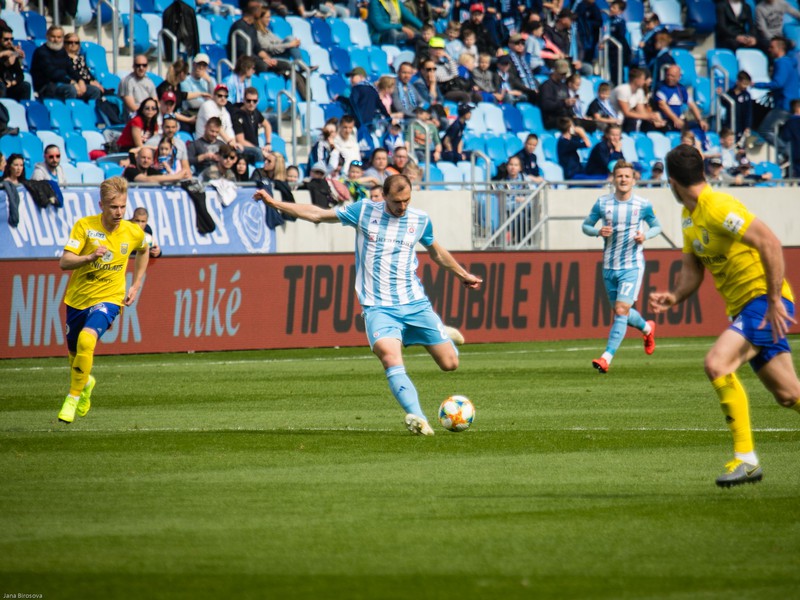 Marin Ljubičić z ŠK Slovan Bratislava (druhý zľava) strieľa na bránu