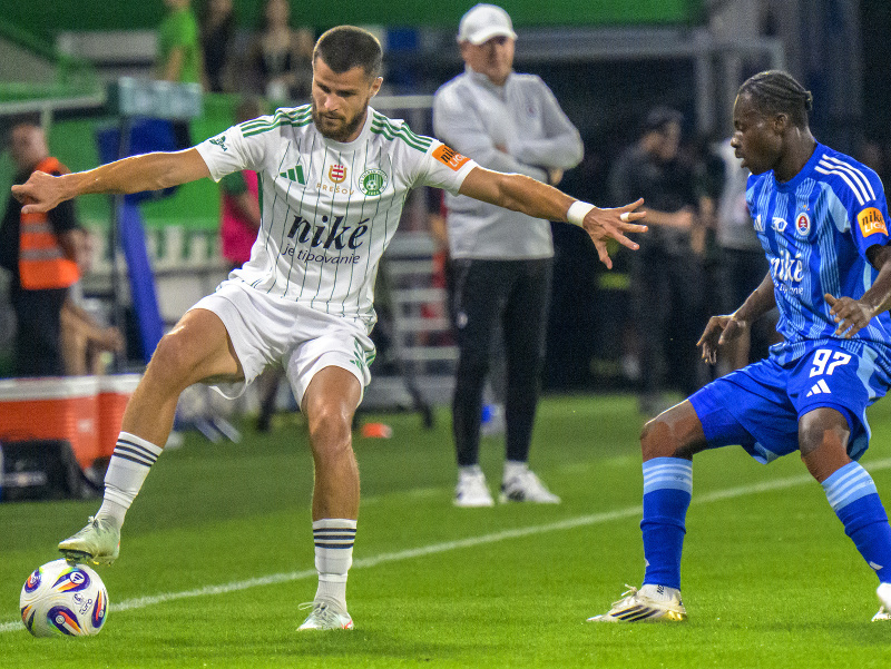 Na snímke zľava Martin Regáli (Prešov) a Kelvin Ofori (Slovan)