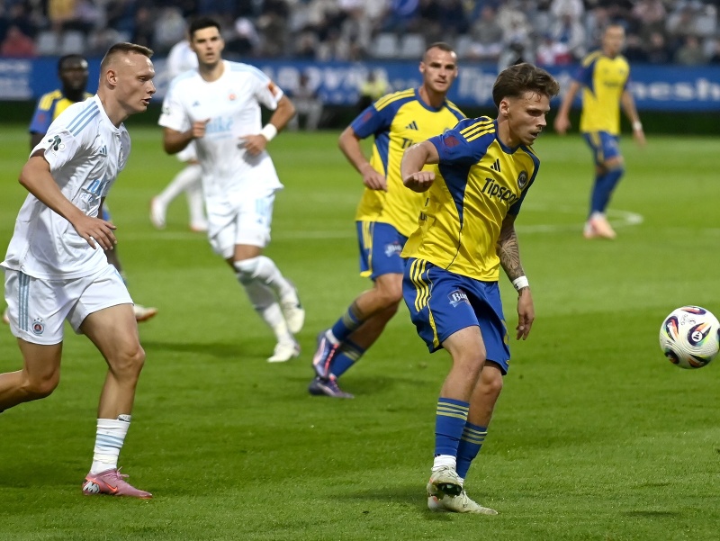 Zľava Nino Marcelli (Slovan) a Ben Cotrell (Michalovce) bojujú o loptu
