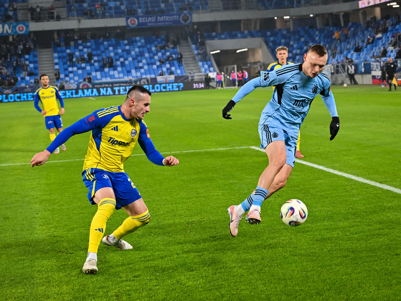 Zľava Matej Čurma (Michalovce) a Nino Marcelli (Slovan) v súboji o loptu